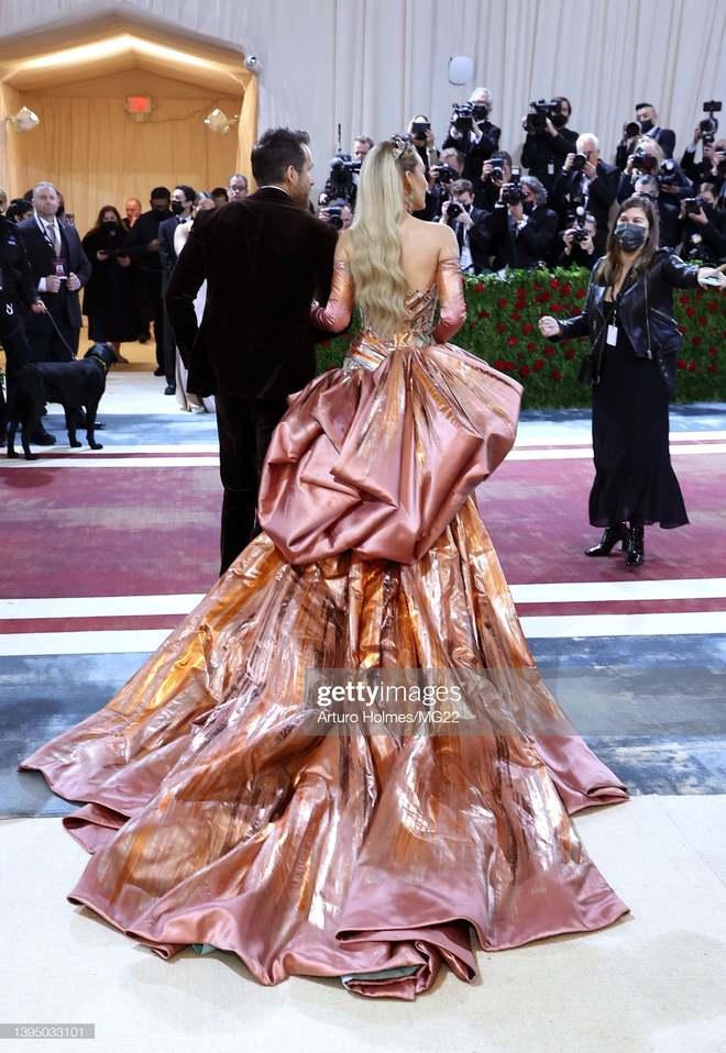 Host Met Gala 2022 changes dress right on the red carpet-3