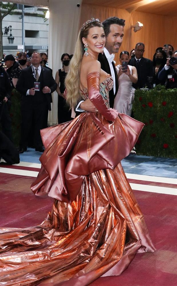 Host Met Gala 2022 changes dress right on the red carpet-4