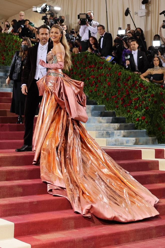 Host Met Gala 2022 thay váy ngay trên thảm đỏ-5