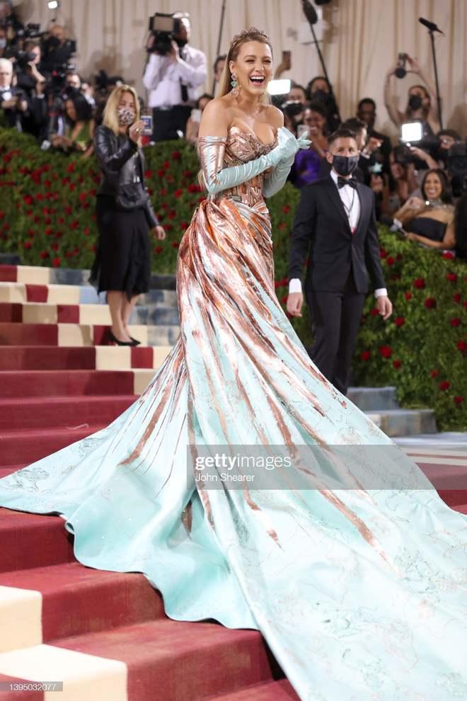 Host Met Gala 2022 changes dress right on the red carpet-6