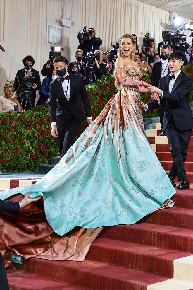 Host Met Gala 2022 thay váy ngay trên thảm đỏ-7