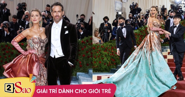 Host Met Gala 2022 Blake Lively changes her dress right on the red carpet