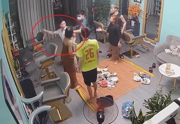 Đình chỉ Phó trưởng Công an phường ở Cao Bằng đánh phụ nữ tại quán cắt tóc-1