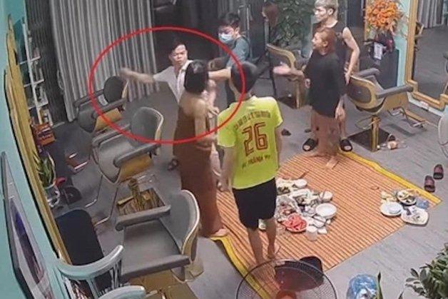 Hé lộ clip công an phường tát cháy má cô gái ở quán cắt tóc-3