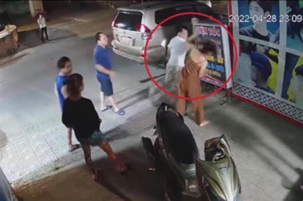 Công an tát cô gái tiệm tóc: Bác sĩ nam đòi khám phụ khoa lúc nửa đêm?-1