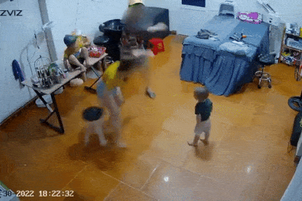 2 children bewilderedly looking at their parents ‘juggling’, punching and slapping each other