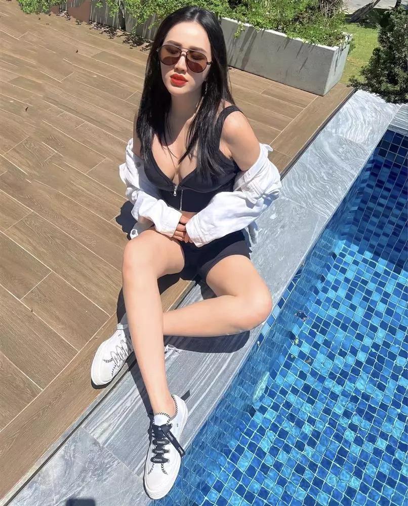 Soi cận body Bảo Thy qua camera thường sau 6 tháng sinh con-8