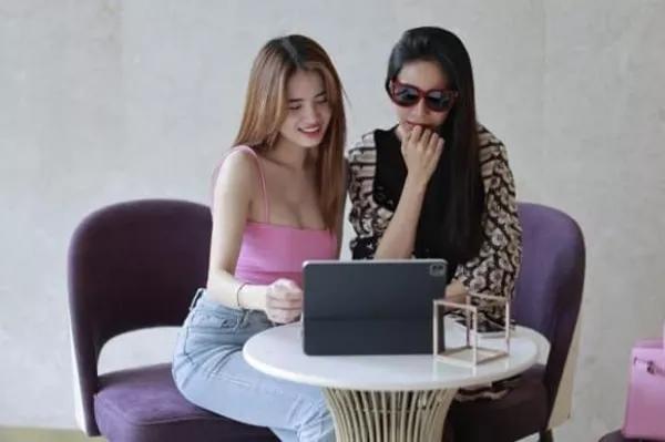 Em Công Vinh sau drama giật chồng: Sống xa con, hát bar xứ người-4