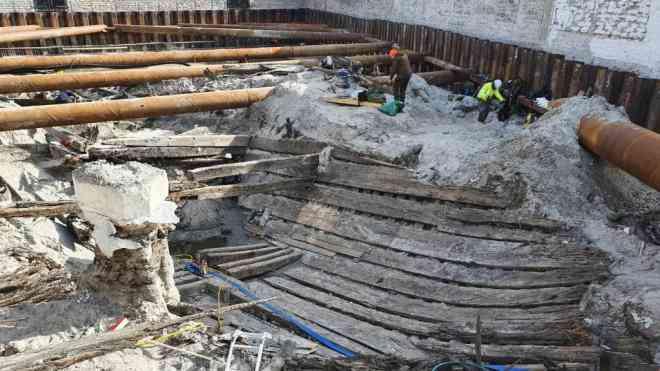 The 700-year-old ghost ship suddenly crossed the sky and appeared in the middle of the city-1