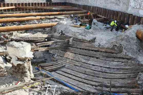 The 700-year-old ghost ship suddenly crossed the sky and appeared in the middle of the city