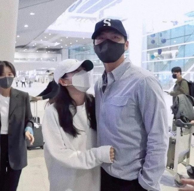 Loạt ảnh bắt gặp vợ chồng Son Ye Jin - Hyun Bin cực đáng ghen tị-2