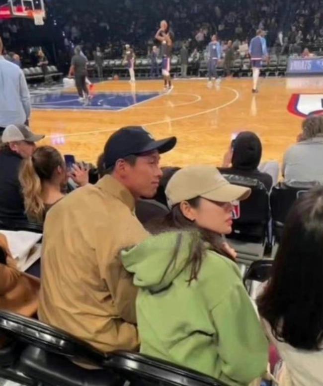 Loạt ảnh bắt gặp vợ chồng Son Ye Jin - Hyun Bin cực đáng ghen tị-3