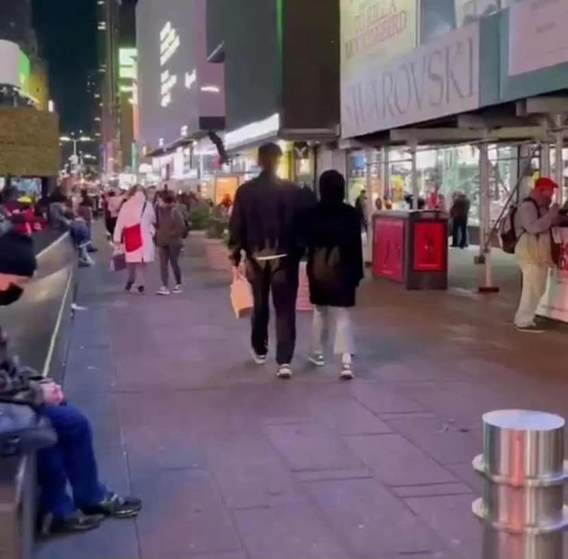 Loạt ảnh bắt gặp vợ chồng Son Ye Jin - Hyun Bin cực đáng ghen tị-5