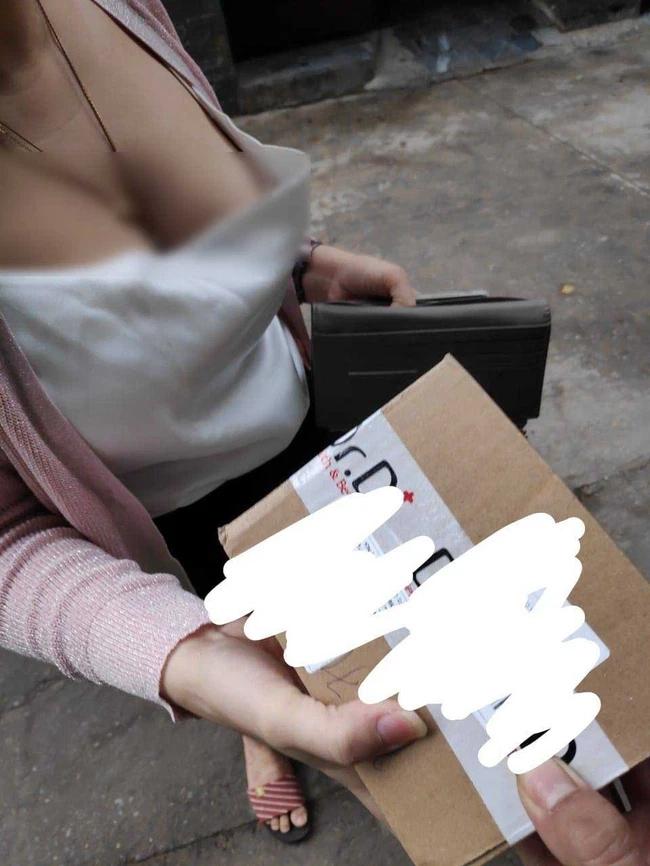 Chị em mặc kiệm vải, shipper yêu cầu mặc áo ngực mới giao hàng?-1