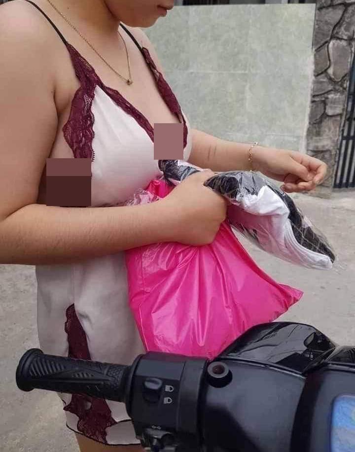 Chị em mặc kiệm vải, shipper yêu cầu mặc áo ngực mới giao hàng?-6