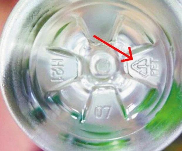 Why is the bottom of the water bottle always designed with a 5-petal flower?-2