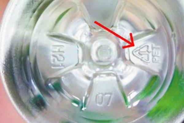 Why is the bottom of the water bottle designed with a 5-petal flower?