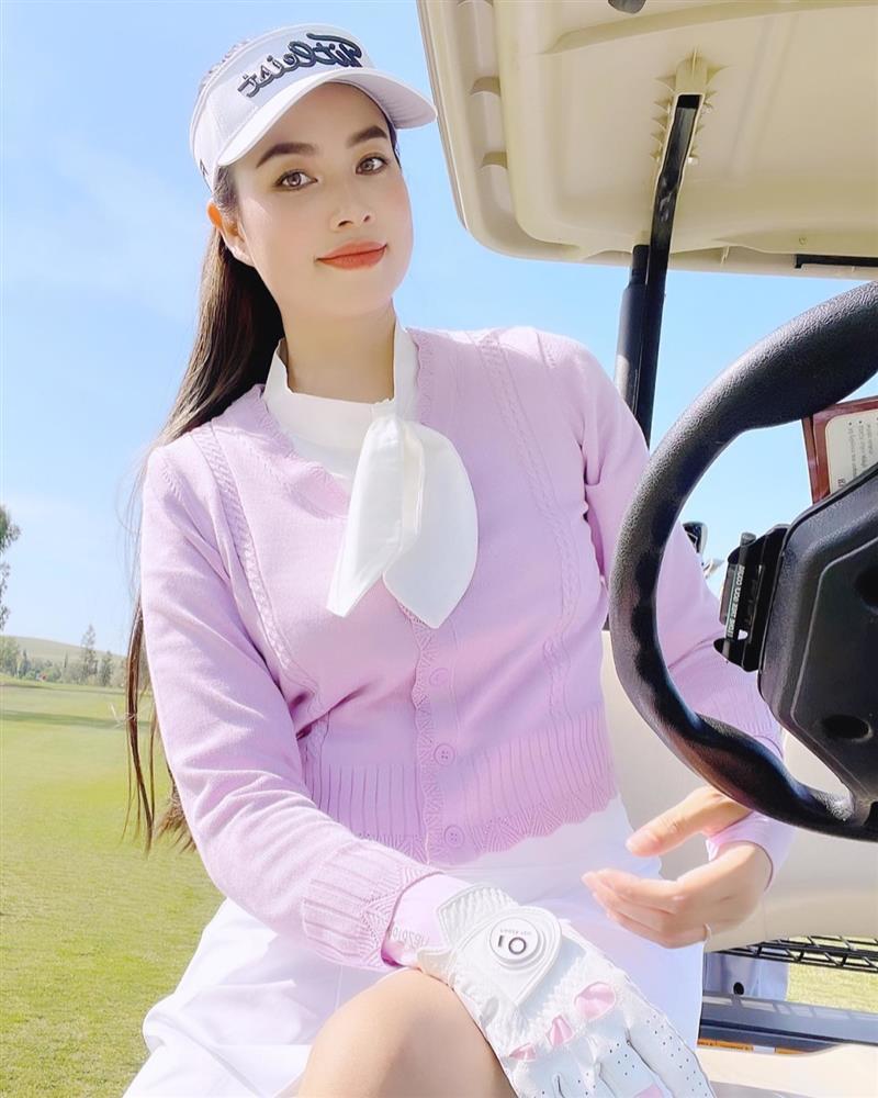 Những kiểu biến tấu mái tóc của Phạm Hương khi ra sân golf-1