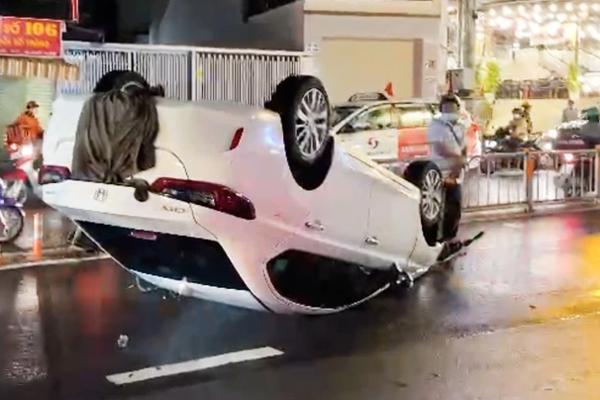 Nữ tài xế kêu cứu trong chiếc ôtô lật ngửa ở TP.HCM-1