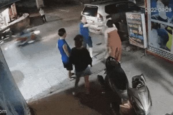 Cách chức, cho ra khỏi ngành phó công an phường đánh phụ nữ-2