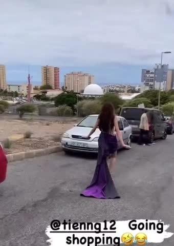 Hoa hậu Thùy Tiên gây cười vì dáng đi giày cao gót như vịt bầu-4