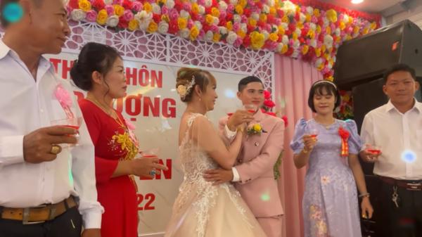 Đám cưới độc lạ nhất Việt Nam: Chú rể mang bầu 3 tháng-8
