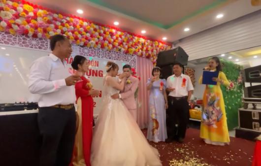 Đám cưới độc lạ nhất Việt Nam: Chú rể mang bầu 3 tháng-9