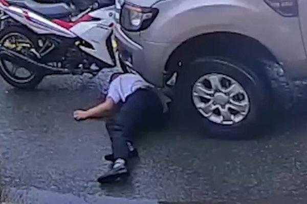 Clip: Va chạm giao thông, 4 người choảng nhau như phim chưởng-1