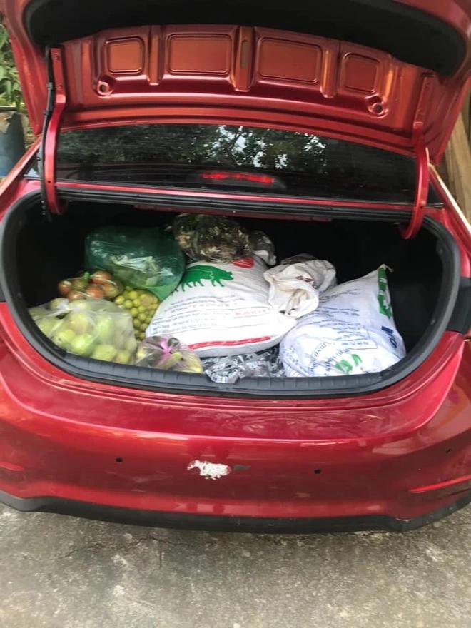 Xúc động cảnh mang cả núi đồ ăn từ quê lên sau dịp nghỉ lễ-1