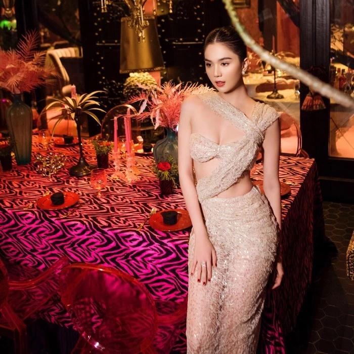 Ngọc Trinh đi dự sinh nhật ăn mặc ô dề lấn át cả chủ bữa tiệc-6