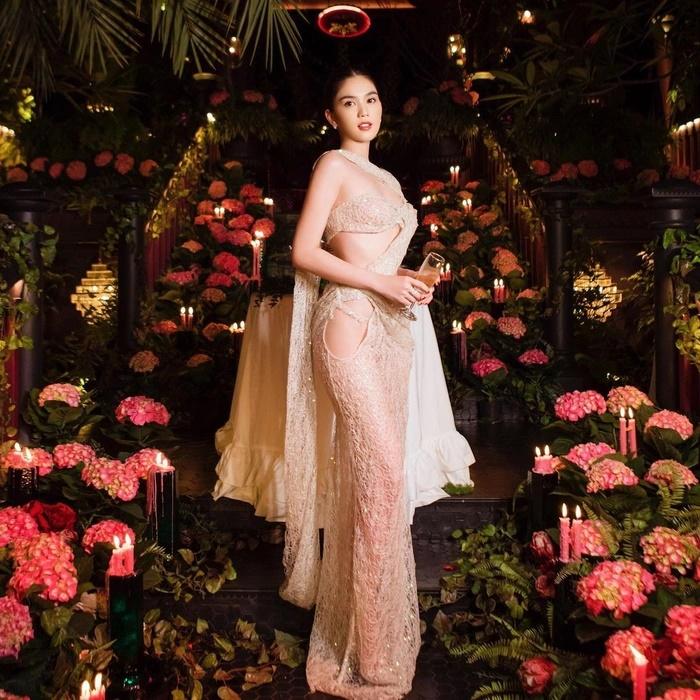 Ngọc Trinh đi dự sinh nhật ăn mặc ô dề lấn át cả chủ bữa tiệc-3