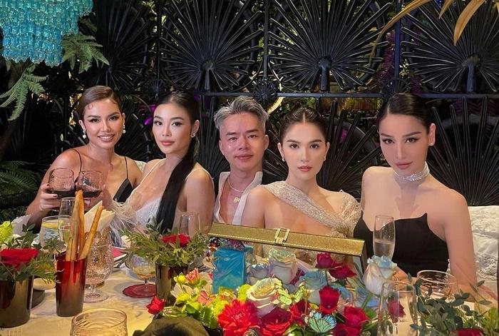 Ngọc Trinh đi dự sinh nhật ăn mặc ô dề lấn át cả chủ bữa tiệc-1