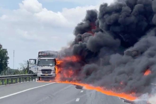 Xe chở nhớt bốc cháy dữ dội, dài cả trăm mét trên cao tốc Trung Lương-2
