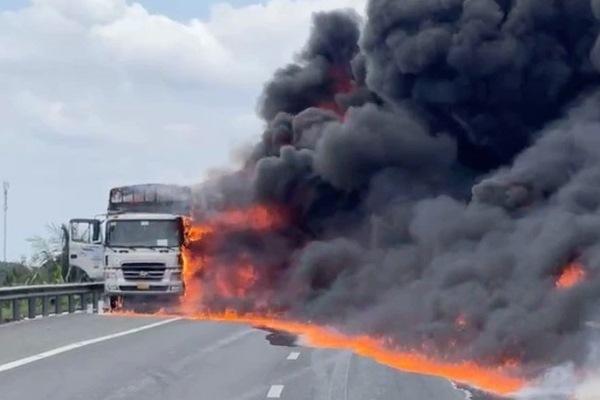 Clip: Đổ can rượu 20 lít ra nướng mực, cả chủ lẫn chó cháy như đuốc-1