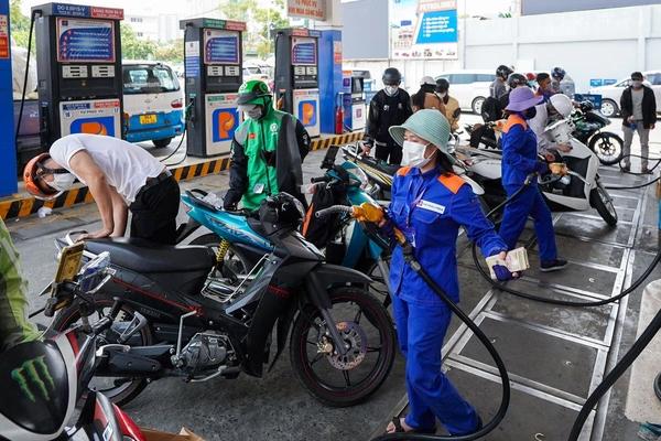 Gasoline price continues to increase by 440 VND/liter-1