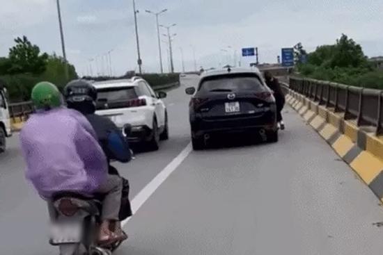 Vợ đánh ghen đu cửa ô tô ngã suýt tử vong: Người chồng nói gì?