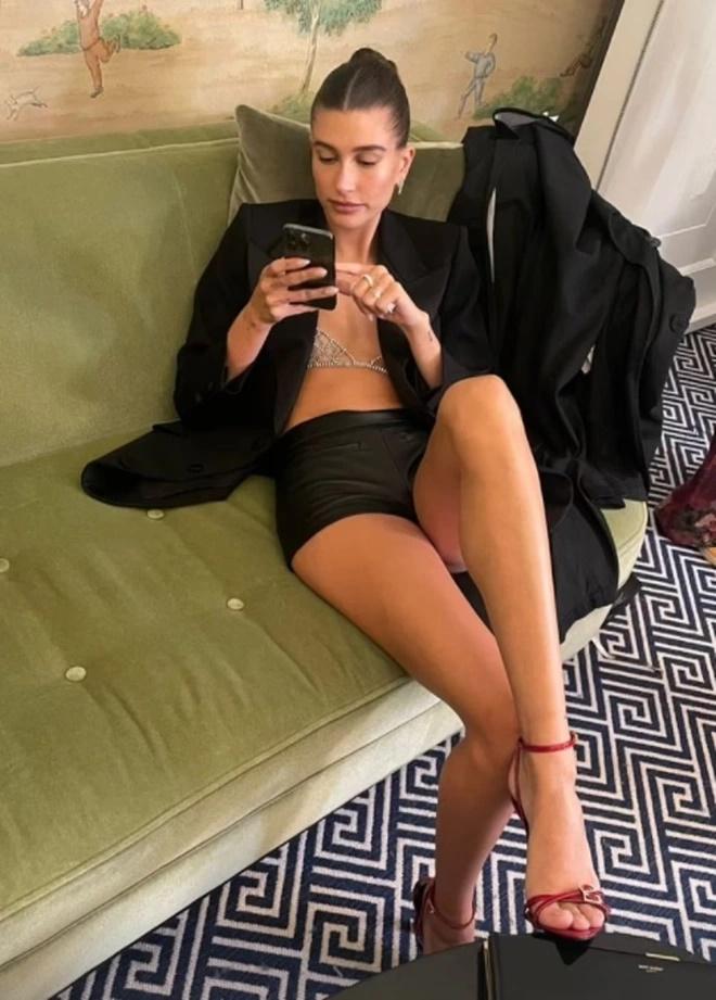 Diện nội y lưới: Ngọc Trinh lộ dán ngực - Hailey Bieber cực sang-1