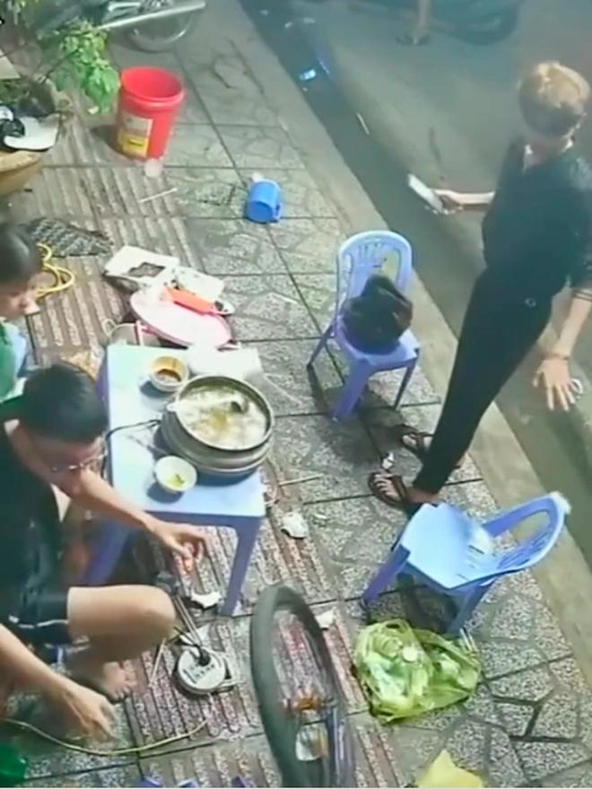 Đang ăn lẩu rõ vui, nhóm bạn suýt vỡ tim vì xuất hiện khách quý-2