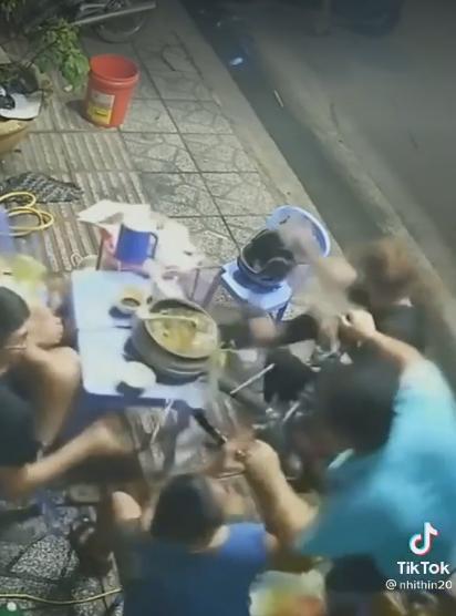 Đang ăn lẩu rõ vui, nhóm bạn suýt vỡ tim vì xuất hiện khách quý-1