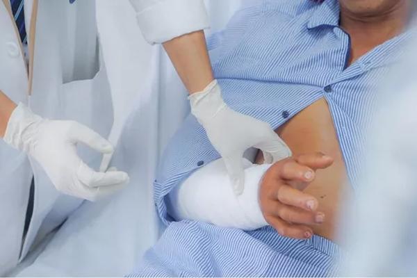 Cãi nhau với vợ, chồng tự đập cánh tay vào kính đứt lìa-2