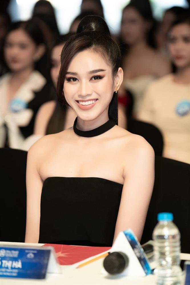 Diện đầm tối màu, Đỗ Thị Hà vẫn khiến cô dâu dè chừng-6