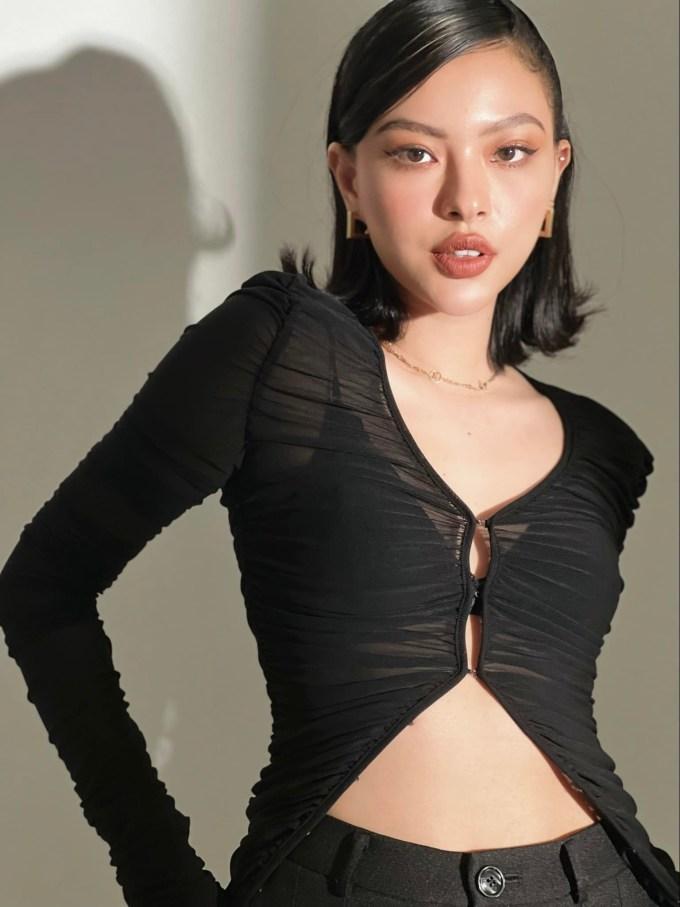 Chi Pu, Thùy Tiên ngực từ chanh thành bưởi với mốt áo sắp đứt-10