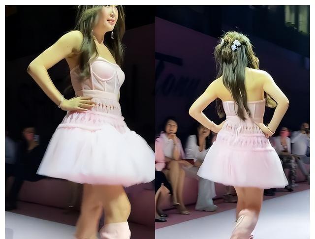 Đát Kỷ Ôn Bích Hà catwalk như đi chợ, khán giả ngồi xem sững sờ-1