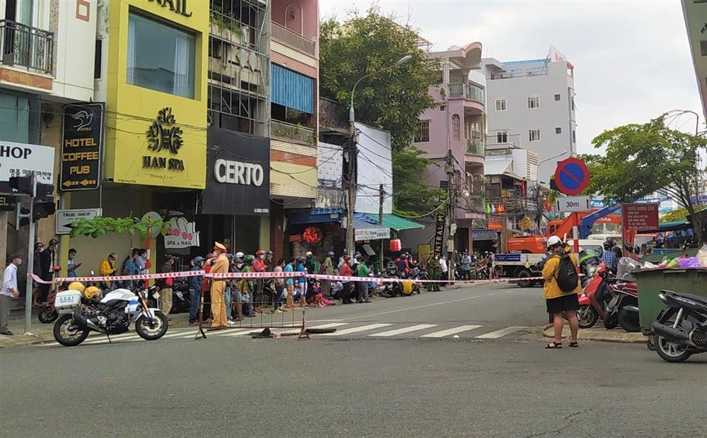 The body with severed arm in the sewer of Han market - Da Nang-1