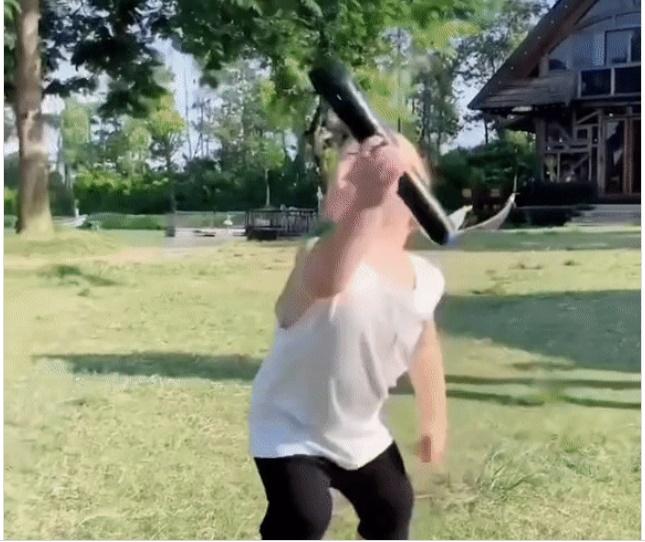 Leon nhà Hồ Ngọc Hà tung micro cực nghệ nhưng 2s sau rơi vào đầu-2