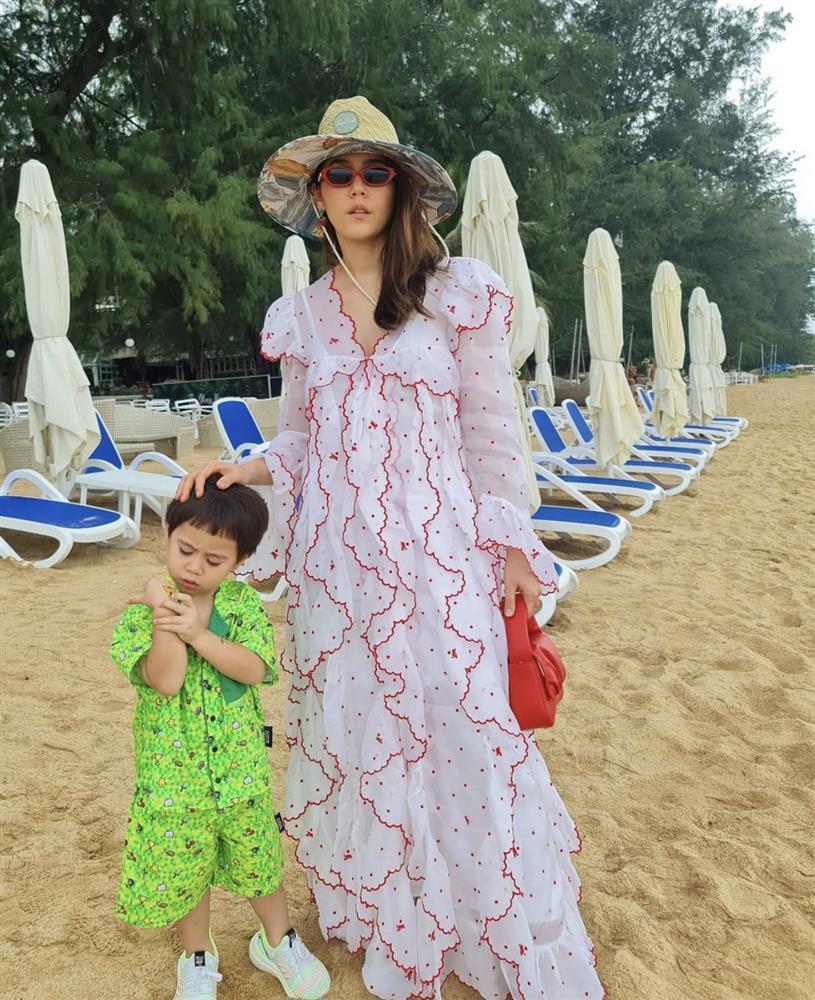 Mẹ 3 con Chompoo Araya mix đồ đi biển khoe dáng vạn người mê-7