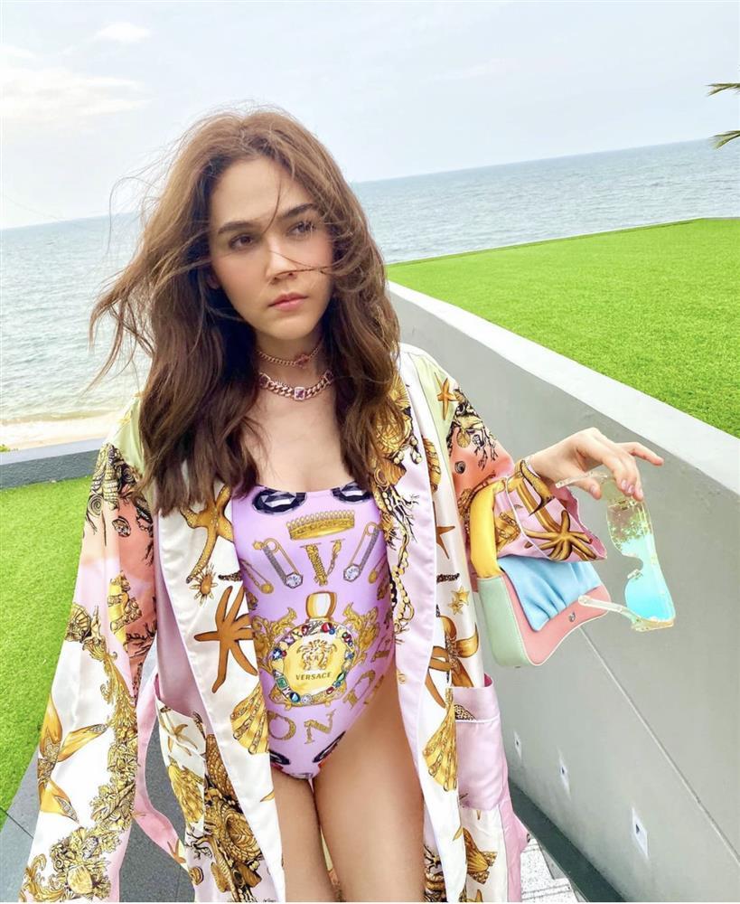 Mẹ 3 con Chompoo Araya mix đồ đi biển khoe dáng vạn người mê-8