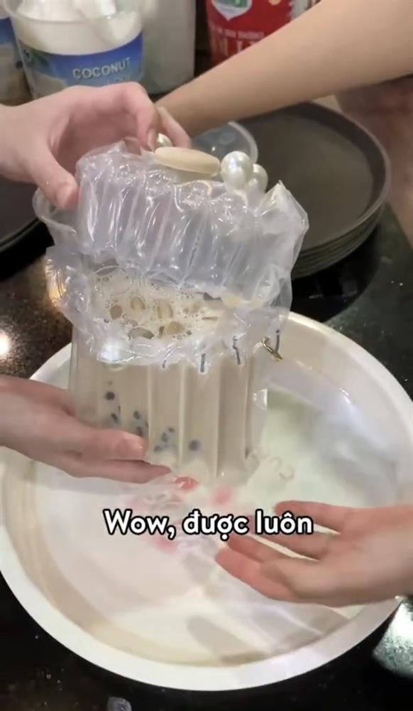 Đu trend mua trà sữa bằng túi trong suốt, idol tóp tóp bị ném đá tơi bời-3