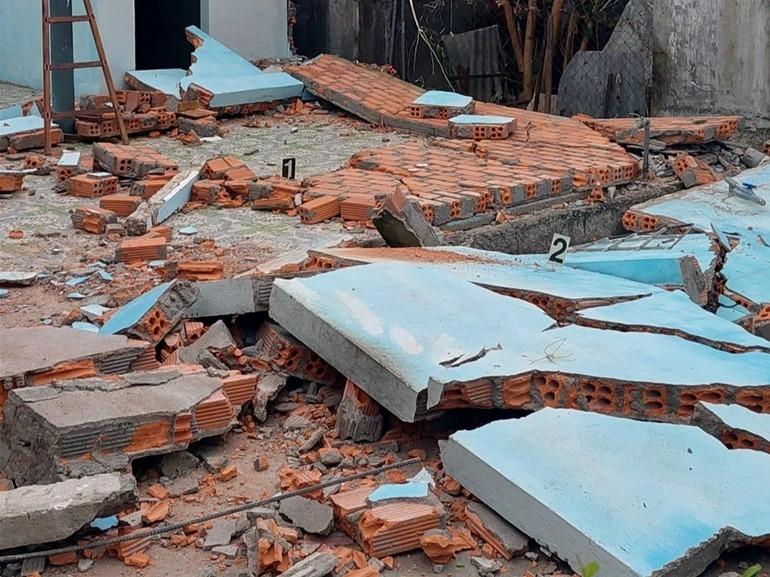 Hai cha con tử vong khi giúp người thân đập nhà cũ để xây mới-1