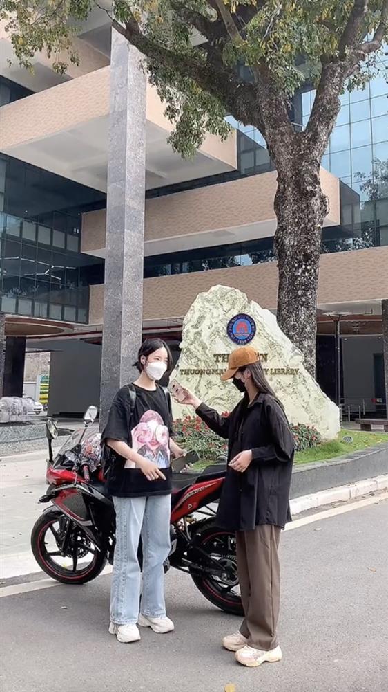 Không phải trường rich kid nhưng sinh viên mang outfit trăm triệu-1